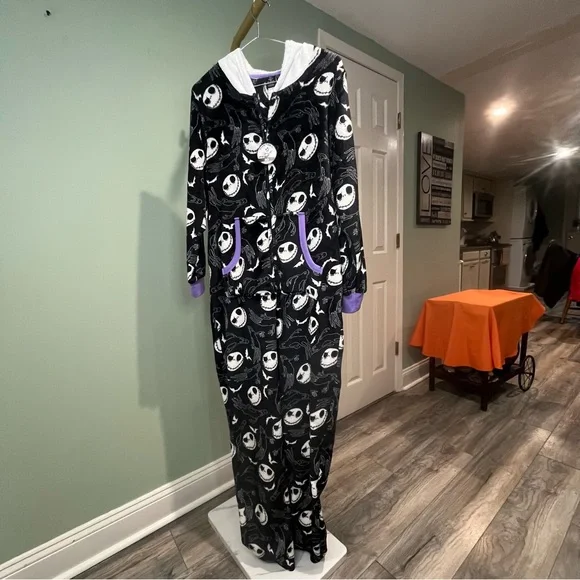 6/$25
Disney Black and White Jack Skeleton Pajama Onesie - Picture 12 of 12